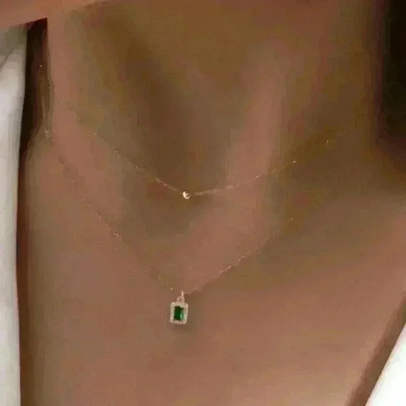 Layered Gold Necklace with Emerald Stone Pendant - Picture 2 of 3